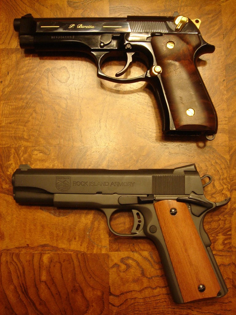 贝雷塔M9紧凑型和1911年。45 ACP