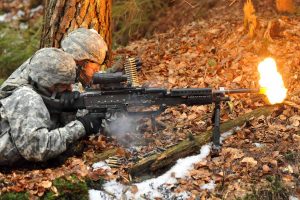 M240B，需要两脚架。图片来源:Military.com