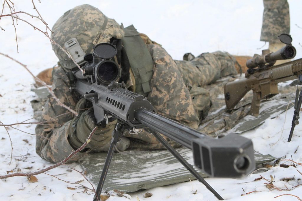 美国陆军狙击手在雪地与M82
