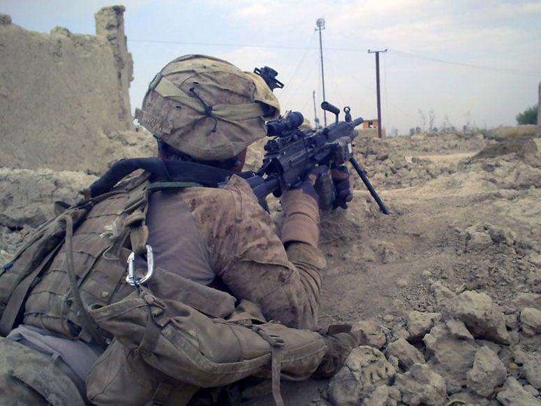 小伙子拿着一把装备ACOG的M249, 2009年在赫尔曼德省