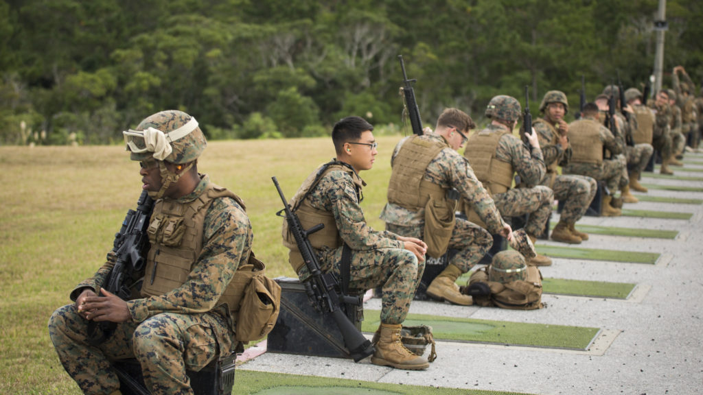 各单位在冲绳海军陆战队准备把火表两部分的年度步枪的射程资格,2017年1月12日营地汉森,日本冲绳。海军陆战队修改表的两个枪法计划2016年10月增加枪法技能和作战环境中的现实主义。队要求海军每年有资格的范围来确定他们的枪法技能。由准下士安迪·马丁内斯(美国海军陆战队图)