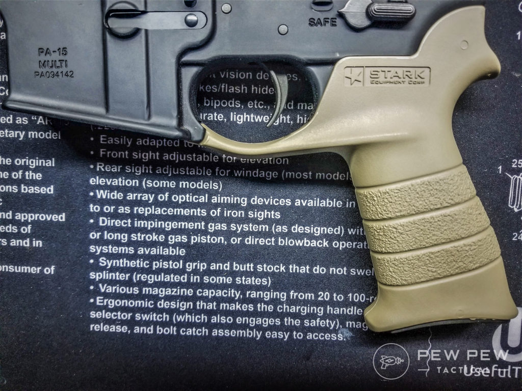 ar - 15控制降低手枪握允许更好地扣动扳机的手指位置的设计。(image10)