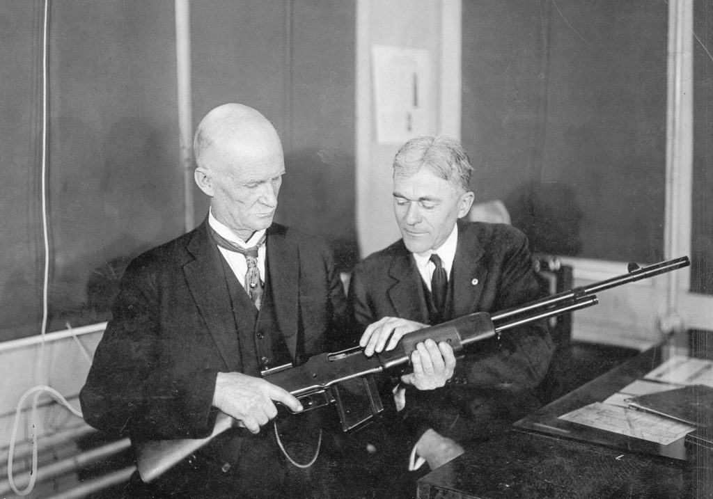 约翰摩西布朗宁(左)检查勃朗宁自动步枪在温彻斯特(BAR)重复军火公司工厂,c。1918。