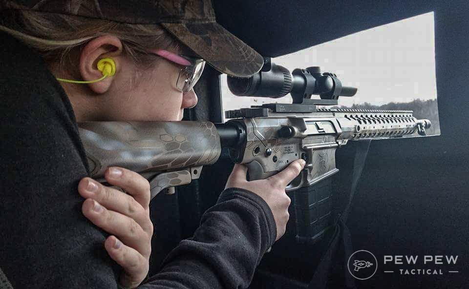12岁的格蕾丝在一次猎鹿活动中使用一把AR-10口径。308口径。