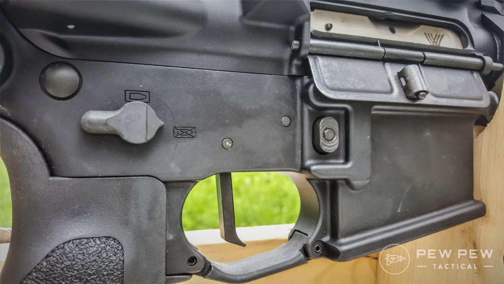 减少AR-15扳机和侧面的后坐力
