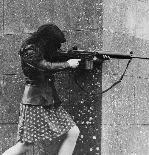 女性的爱尔兰共和军成员,与AR-18武装