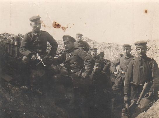 德国士兵在一个战壕,鲁格尔手枪的手